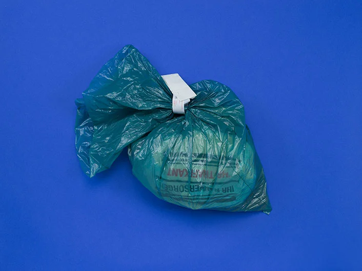 Lost and Found, 2018, Plastiksack, hellblau; Foto | photo: Gergor Ecker