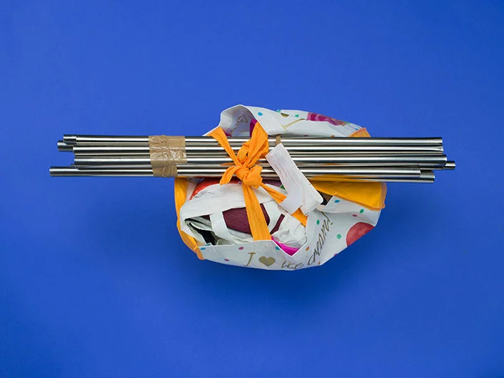 Lost and Found, 2018, Plastiktasche, weiß mit Metallstäben; Foto | photo: Gergor Ecker