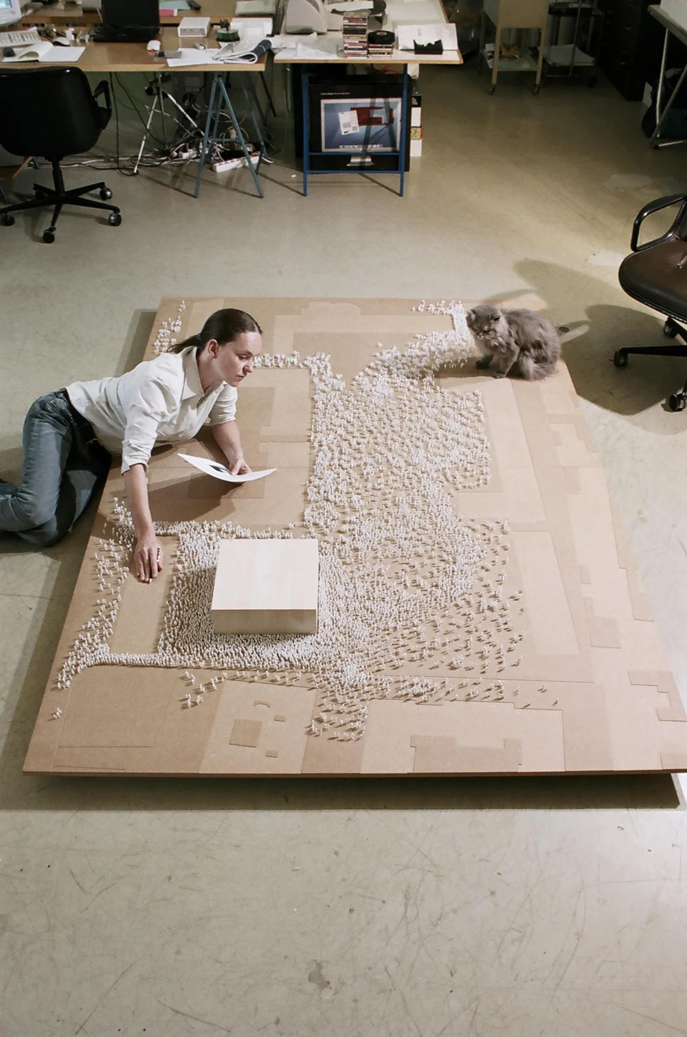 Plakat | poster — Massenszene, 2006, Modell, Mdf Platte 175 x 260 x 12 cm, 10.000 Modellbaufiguren 1:100; | mass scene, 2006, model, Mdf board 175 x 260 x 12 cm, 10.000 figures 1:100